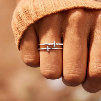 Eleganter Ring mit 2 Kreuzen